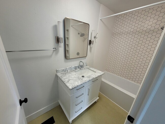 Building Photo - 1574 SE Sherrett Street