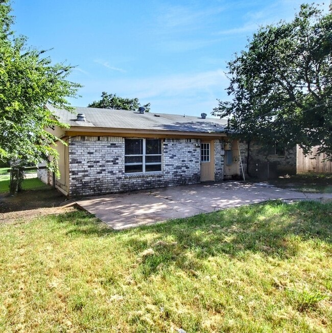 Building Photo - 3901 Royal Crest Dr