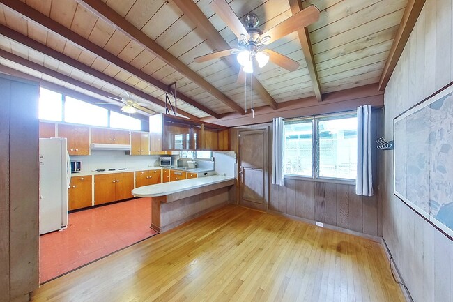 Building Photo - 2 Bed 1 Bath 1 Parking Apartment. 1 Year Lease.