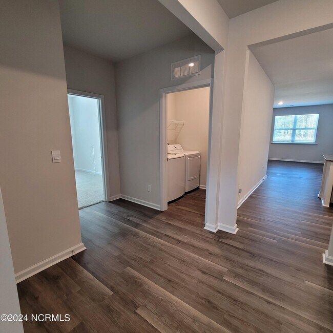 Building Photo - 7136 Foxhollow Ln