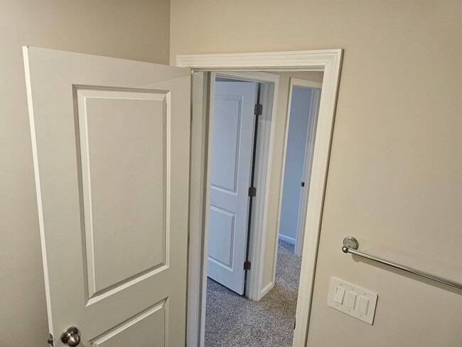 Building Photo - Like-New townhome in Concord