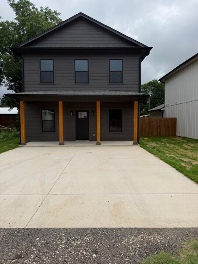Building Photo - 307 Live Oak St