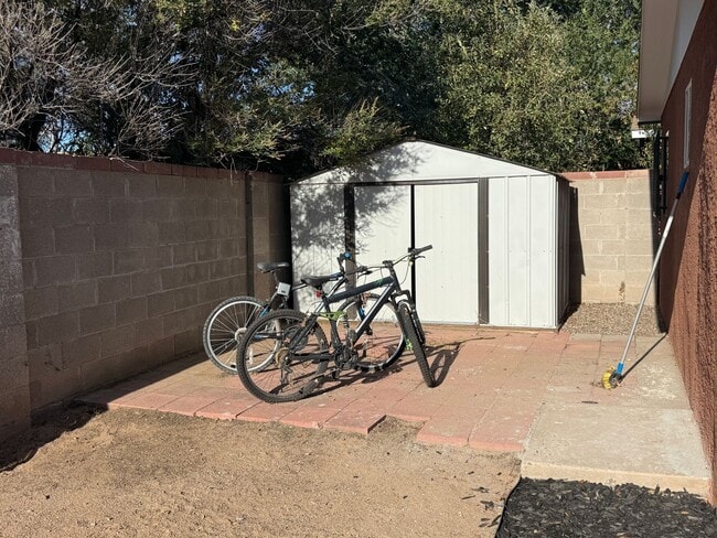 Building Photo - Remodeled 3 Br, 2 Ba, with major appliances