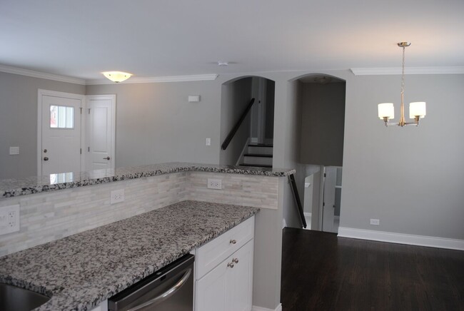 Building Photo - 39 Elmwood Dr