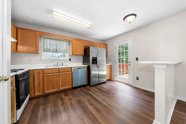 Building Photo - SPACIOUS 3 BED /2 BATH HOME