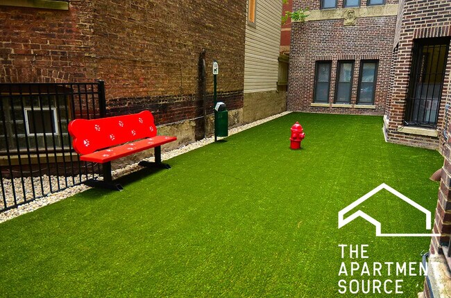 Building Photo - 515 W Briar Pl