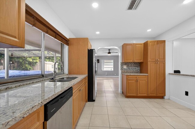 Building Photo - 6219 SW 20th Ct