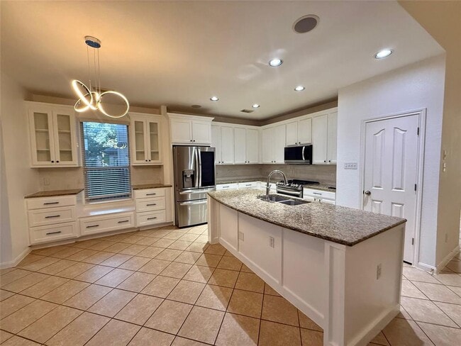 Building Photo - 904 Annadale Dr