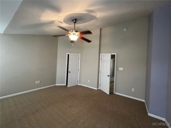 Building Photo - 8161 Creekside Village Dr