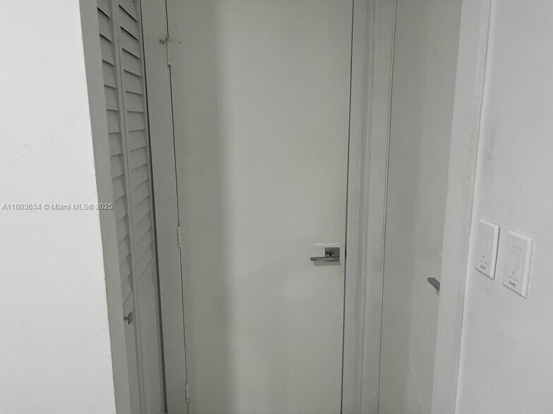 Building Photo - 9953 SW 154th Ct