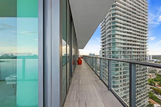 Building Photo - 480 NE 31st St