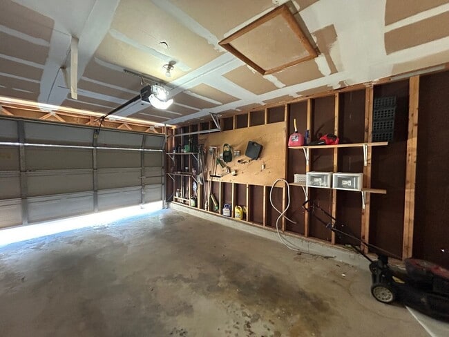 Building Photo - 3BED/2BATH Home For Rent Near Steubing Ranch! Available Now!