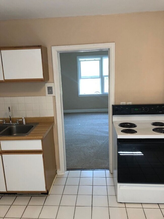 Building Photo - 731 E 7th St