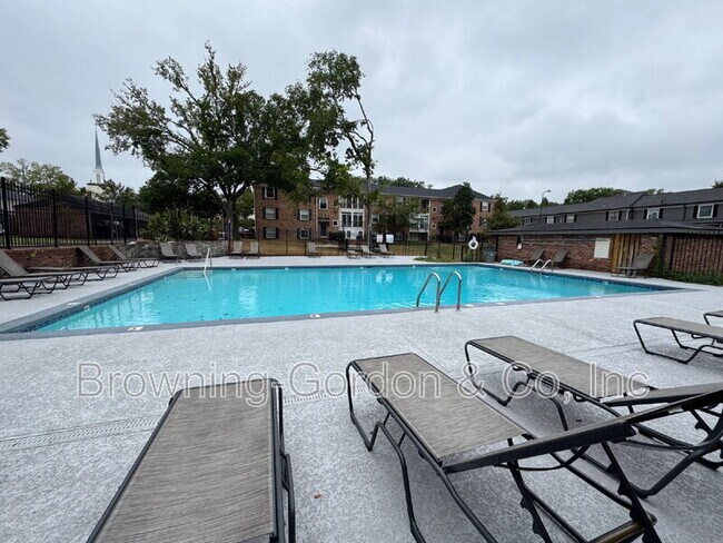 Building Photo - 5025 Hillsboro Pike