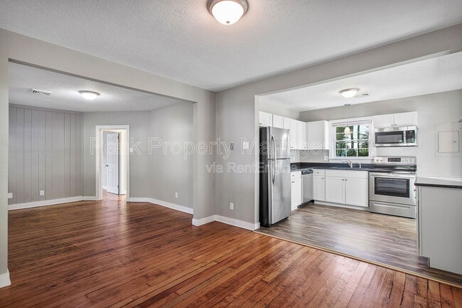 Building Photo - 18 Raines Ave