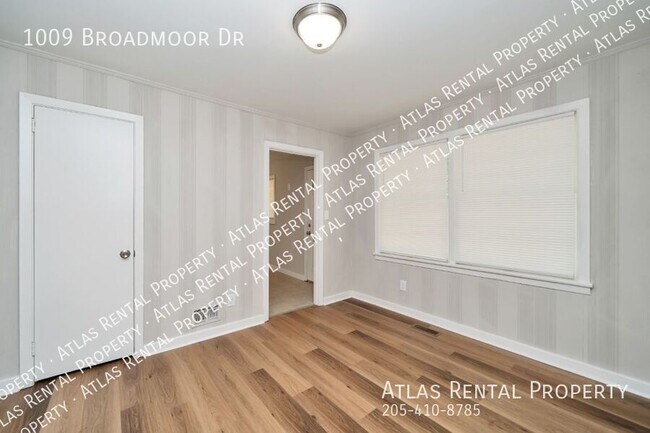 Building Photo - 1009 Broadmoor Dr