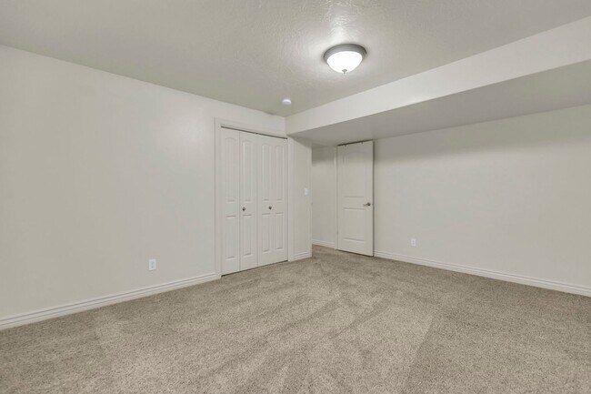 Building Photo - Charming Midway Home - Available Now!