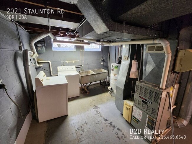 Building Photo - 2021 Staunton Rd