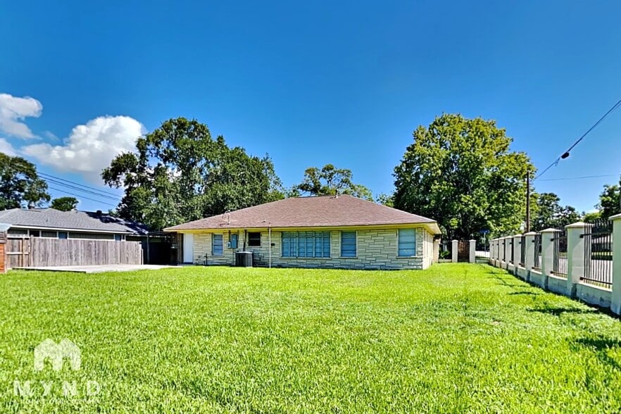 Building Photo - 101 Live Oak St