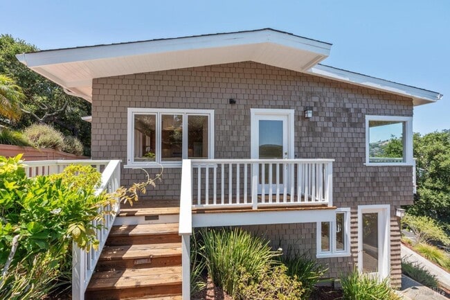 Building Photo - 125 Bayview Ave