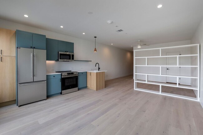 Building Photo - 309 W Daggett Ave