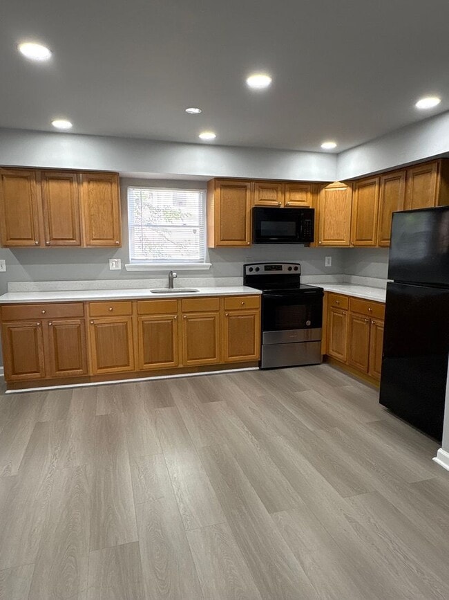 Building Photo - ** 3 BEDROOM TOWNHOME **