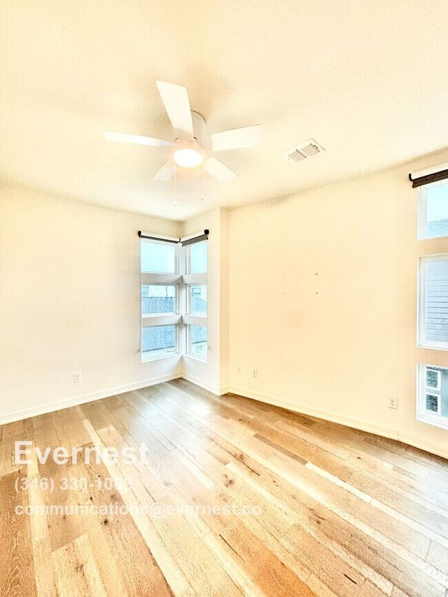 Building Photo - 2528 N Fitzhugh Ave