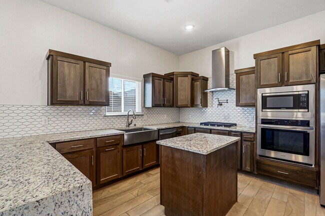 Building Photo - 649 La Entrada Cir