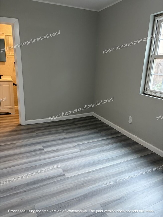 Building Photo - Duplex - Front Nice Home For Rent