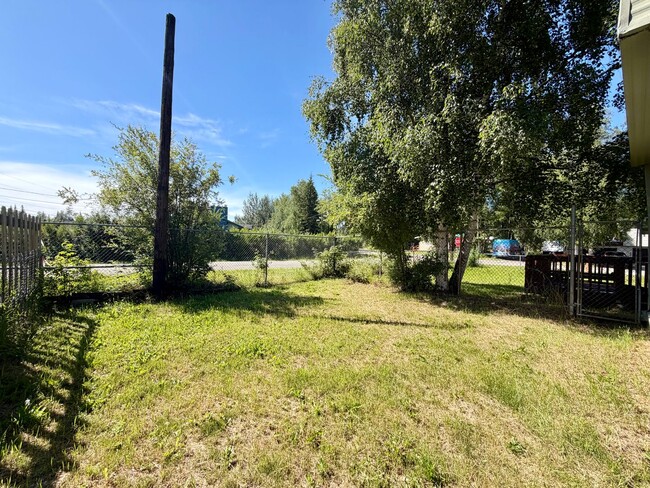 Building Photo - Cozy 3BR Home with Fenced Yard – Available Now!