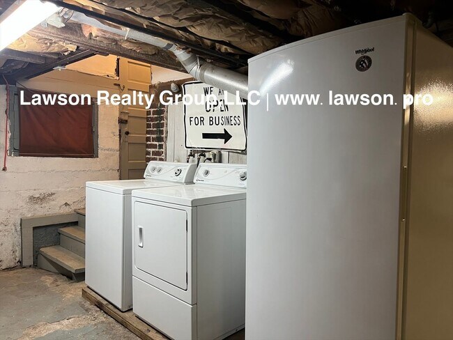 Building Photo - Heart of Grandin Court- Location, Location, Location!