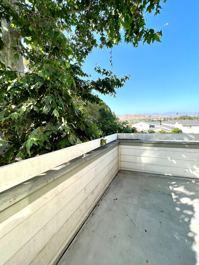 Building Photo - 11150 Glenoaks Blvd