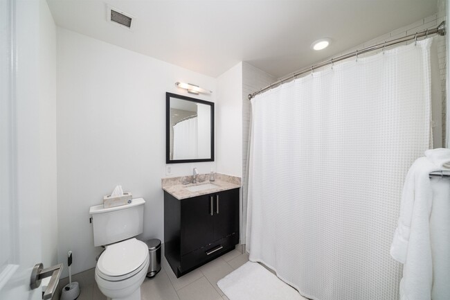 Building Photo - 1100 Maxwell Ln