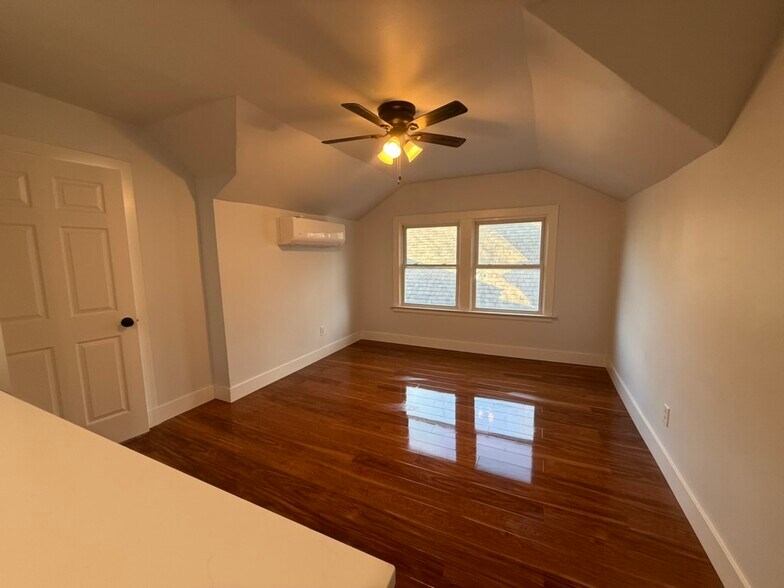 Building Photo - 1367 Burdette Ave