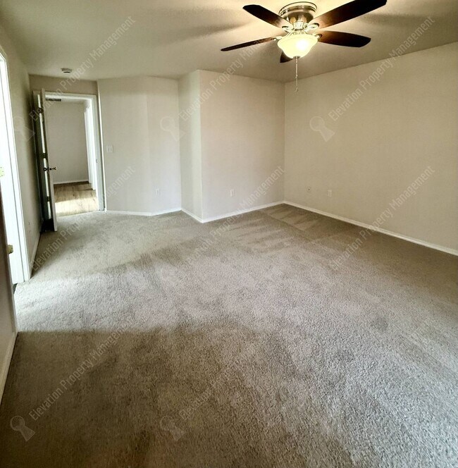 Building Photo - Single Level 3 BR in NE Bend with huge fenced yard!