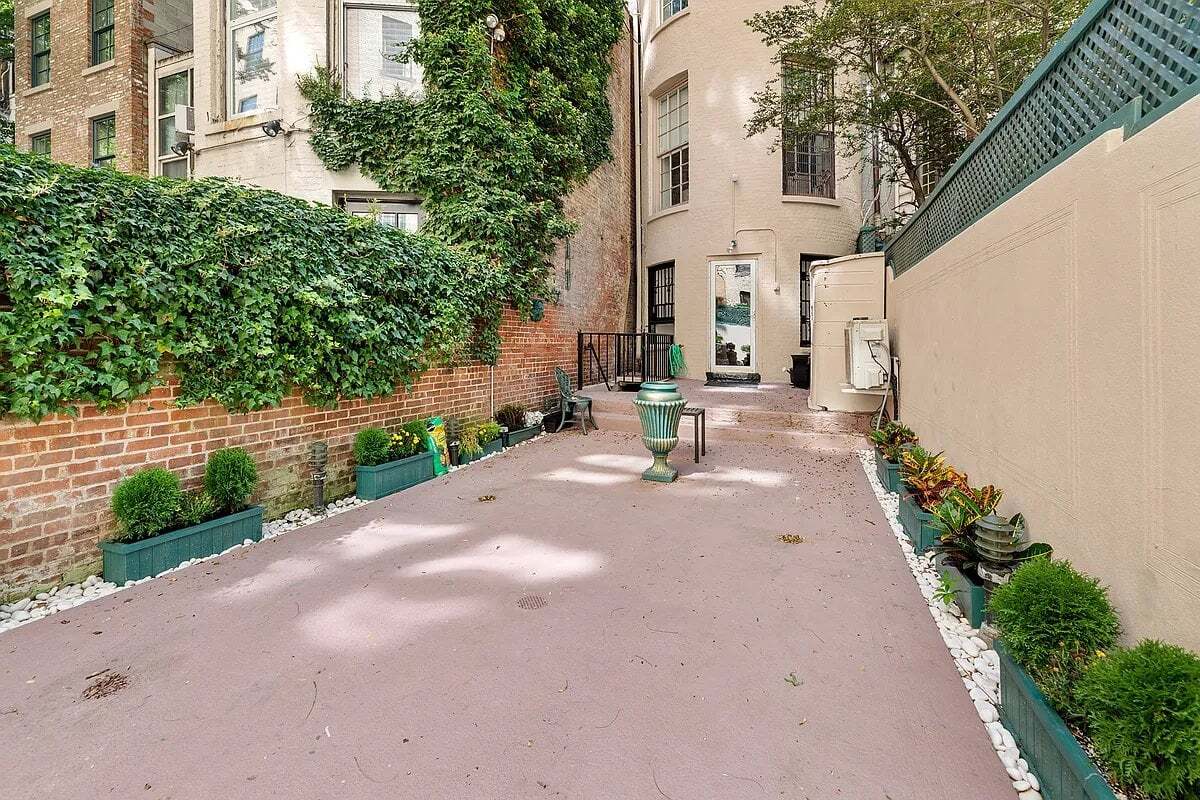 Building Photo - 163 E 71st St