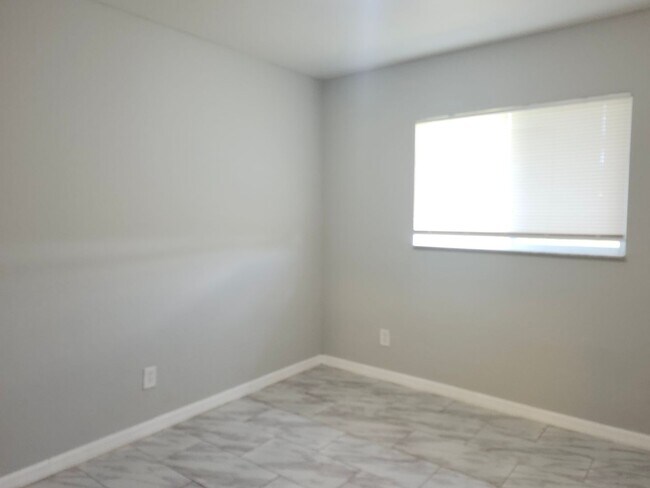 Building Photo - Nice duplex!!!
