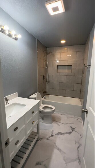 Building Photo - 2423 N Quincy Ave