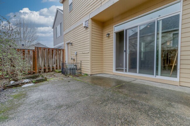 Building Photo - Beautiful 3 Bedroom Home in Beaverton with Fenced Patio, Attached Garage & Fireplace!
