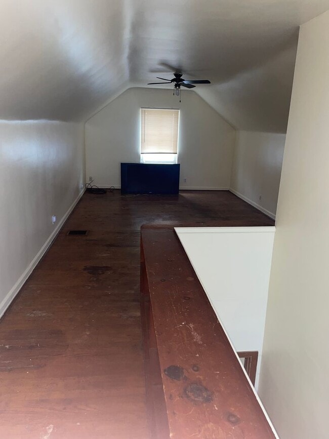 Building Photo - 3BR w/ 3-Season Room near North College Hill