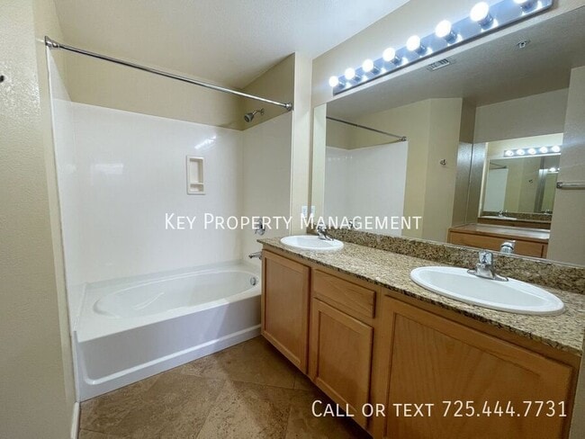 Building Photo - 2 BEDROOM HIGHLY UPGRADED PARK AVENUE CONDO!