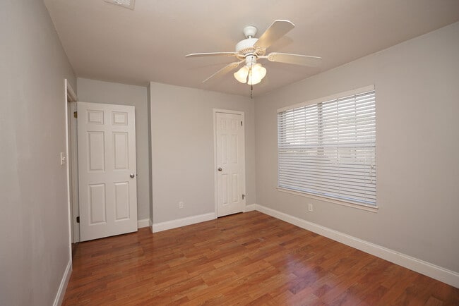 Building Photo - 243 Parkwood Cir