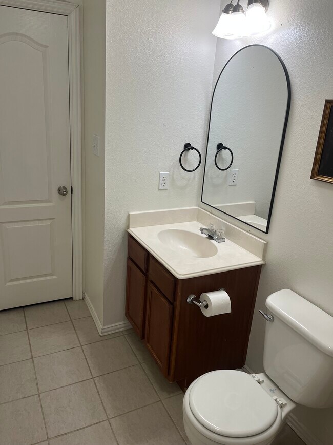 Building Photo - 208 Robin St