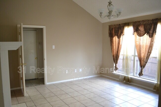 Building Photo - 310 Crestview Dr