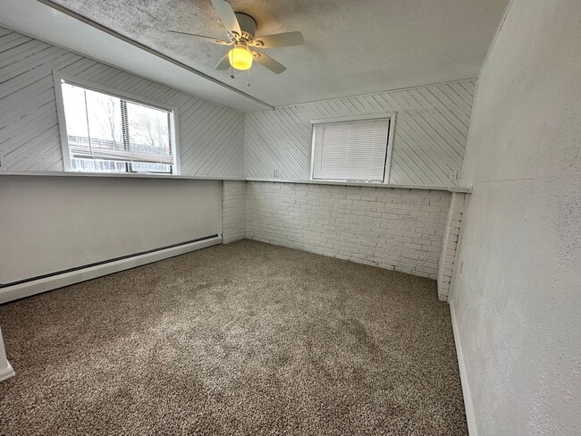 Building Photo - MOVE IN SPECIAL! Cozy 5 bedroom 2 bath Home - Erie