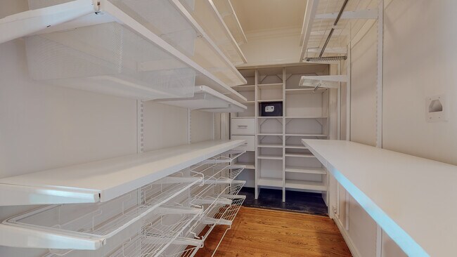 Master closet... - 18406 Bessemer St