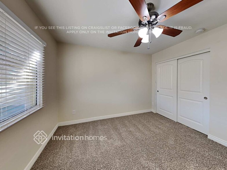 Building Photo - 2315 W Paradise Dr