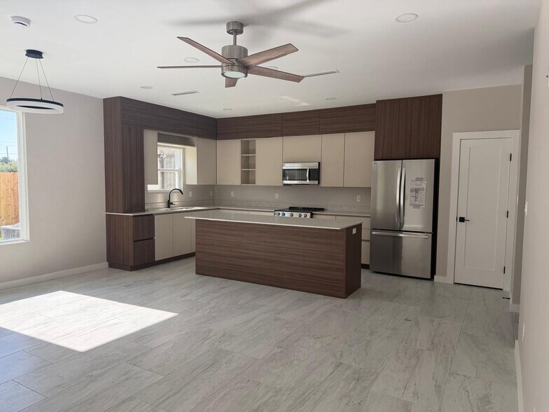 Building Photo - 2222 Corales St