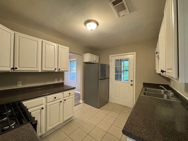 Building Photo - 2 Bedroom 1 Bathroom