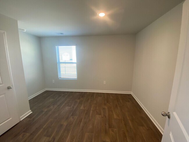 Building Photo - 207 Windsong Dr